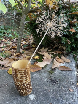 Preview: Vase aus Horn mit eingeschnitztem Muster